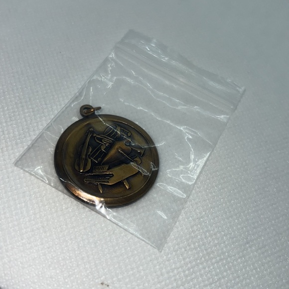 MUSICAL INSTRUMENT PENDANT CHARM PIANO, VIOLIN, SAXOPHONE, NOTE - Picture 9 of 10